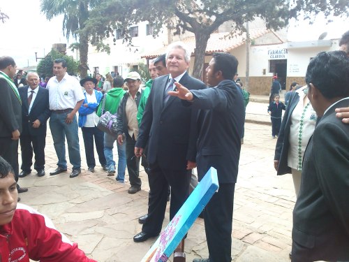 Arcil Arroyo explicando al Gobernador Rubén Costas el proyecto de Escuelas de La Tierra en Bermejo  